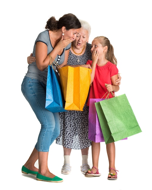 Trzy pokolenia kobiet z torbami na zakupy