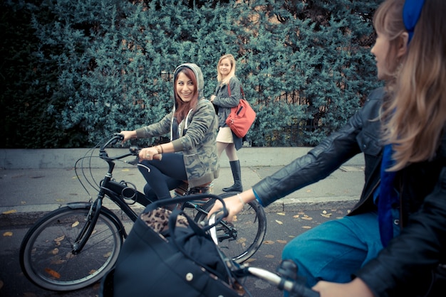 trzy przyjaciele kobieta na rowerze