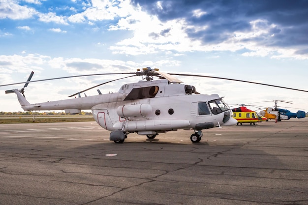 Trzy różne helikoptery na lotnisku dla śmigłowców