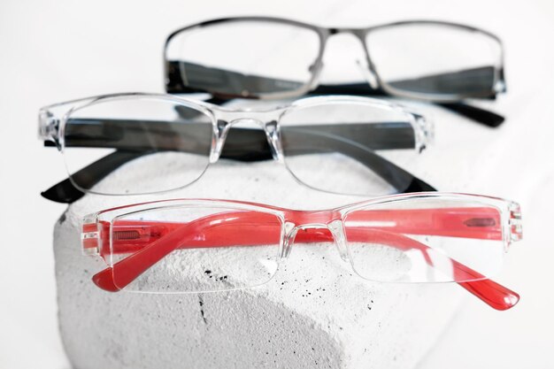 Zdjęcie trzy różne okulary na modnym kamieniu wybór okularów w sklepie optycznym badanie wzroku badanie wzroku u optyka koncepcja akcesoriów selektywne ustawianie ostrości widok z bliska