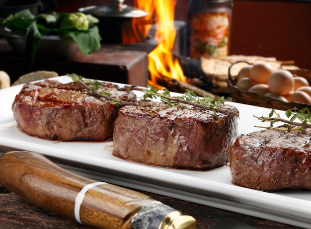 Trzy steki pieczone na grillu