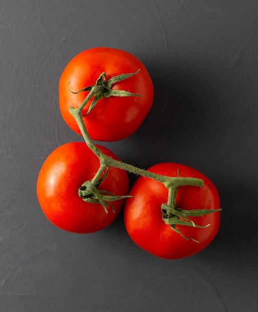 Trzy świeże pomidory