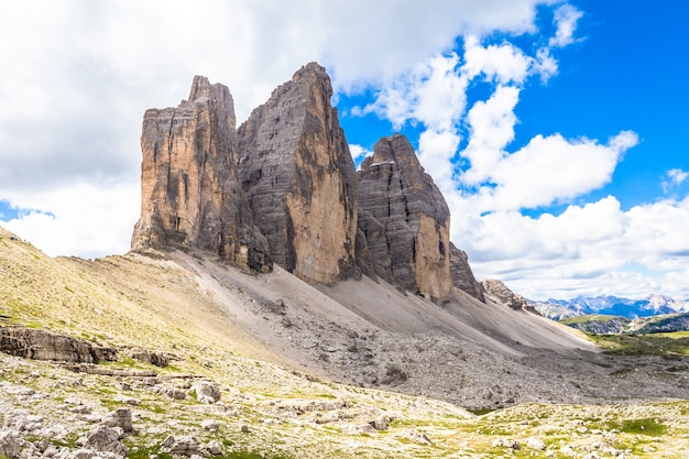 Trzy szczyty, od lewej do prawej: Cima Piccola (2857 m), Cime Grande (2999 m), Cima Ovest (2973 m).