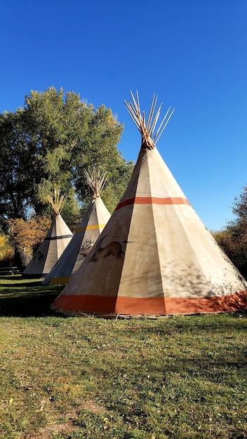 Trzy teepees i niebieskie niebo