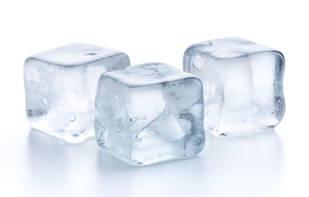 Trzy topniejące kostki lodu na białym tle