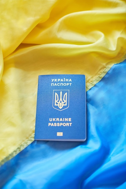 Trzy ukraińskie paszporty biometryczne na fladze ukraińskiej imigracji z powodu wojny