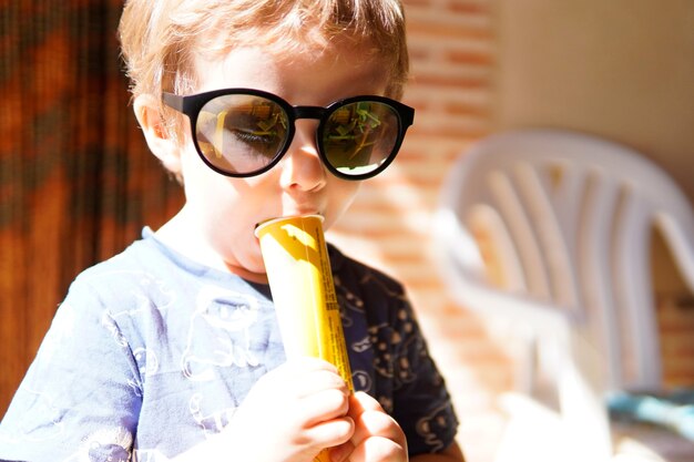 Trzyletni Chłopiec W Okularach Przeciwsłonecznych, Jedzenie Lodów Latem.