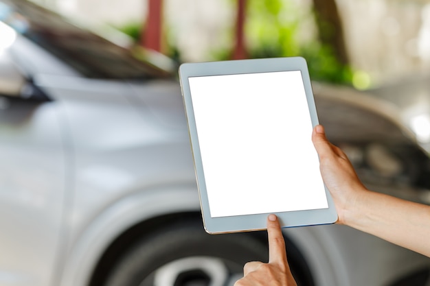Trzymaj Rękę Kobiety I Tablet Z Ekranem Dotykowym Nad Garażem Lub Centrum Serwisowym Samochodu