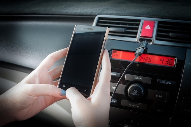 Trzymaj Smartfon W Samochodzie Ludzie Naciskają Telefon Podczas Jazdy