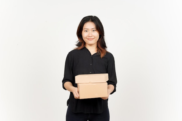 Trzymając pudełko lub tekturowe pudełko pięknej azjatyckiej kobiety na białym tle