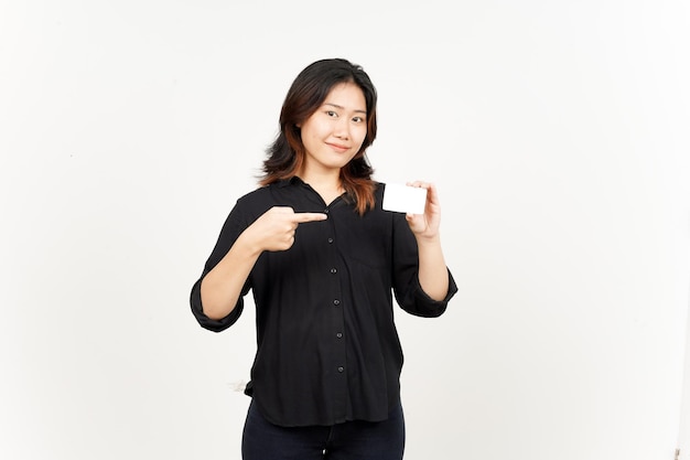 Trzymając pustą kartę bankową lub kartę kredytową pięknej azjatyckiej kobiety na białym tle