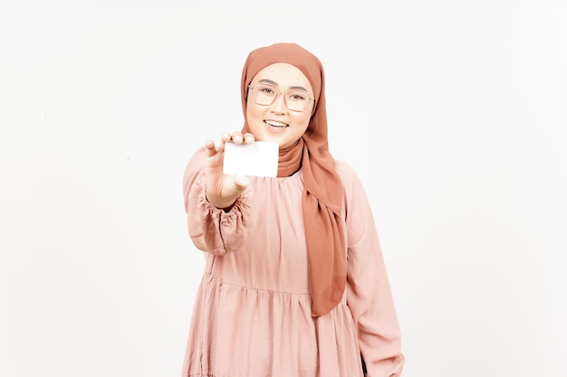Trzymając Pustą Kartę Bankową Lub Kartę Kredytową Pięknej Azjatyckiej Kobiety Noszącej Hidżab Na Białym Tle