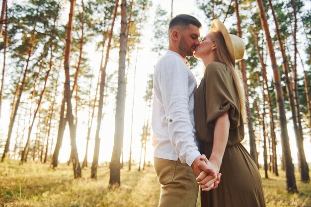 Trzymając się za ręce Szczęśliwa para jest na zewnątrz w lesie w ciągu dnia