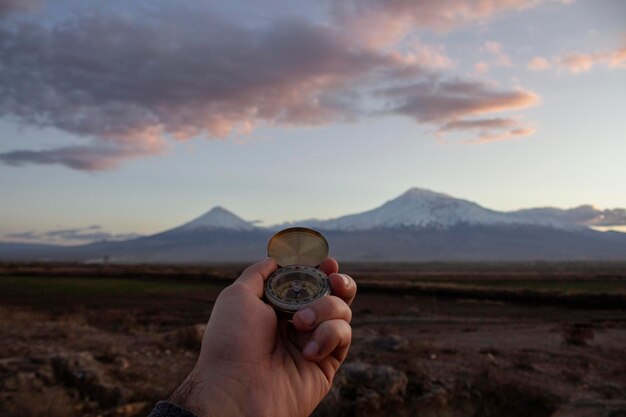 Trzymanie Kompasu Na Tle Góry Ararat O Zachodzie Słońca