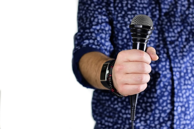 Zdjęcie trzymanie mikrofonu na scenie