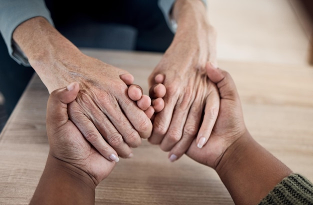 Trzymanie się za ręce wsparcie i zaufanie modlitewne z ludźmi i doradztwo widok z góry psychologia i terapia razem Uprzejmość szacunek i uwielbienie pomoc i dobre samopoczucie z komunikacją komfort i opieka