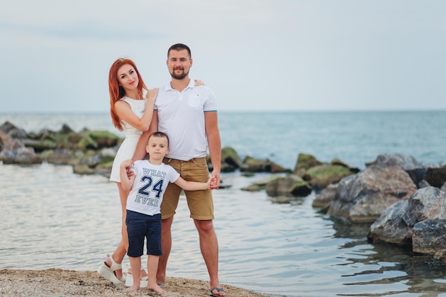 Trzyosobowa rodzina portret na plaży