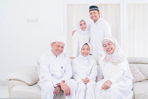 Trzypokoleniowa muzułmańska rodzina zbierająca się w domu