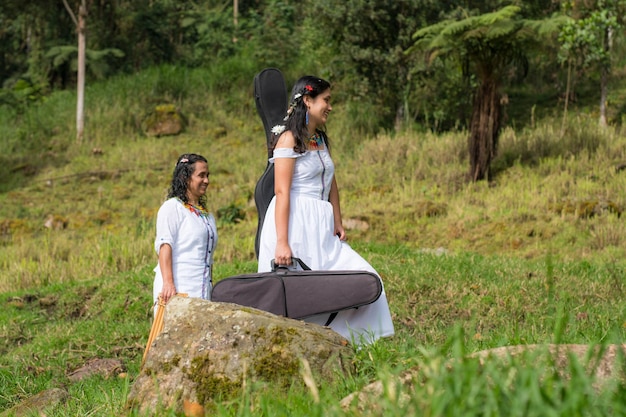 Tubylcze kobiety z instrumentem muzycznym nowa era rdzennej ludności wolny styl życia