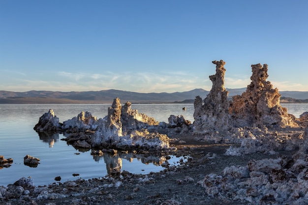 Tufa towers formacja skalna w jeziorze mono o wschodzie słońca