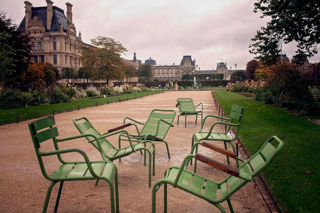 Tuileries w Paryżu jesienią spokojne zielone krzesła czekają na odwiedzających na kulturalnej podróży koncepcji podróży