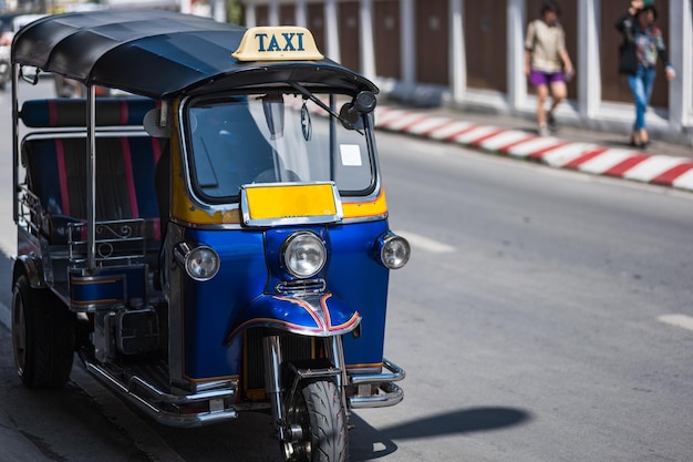 Tuk tuk thai tradycyjny parking taksówkowy dla pasażera turystycznego w Tajlandii