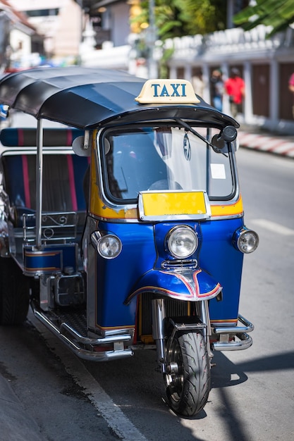 Tuk tuk thai tradycyjny parking taksówkowy dla pasażera turystycznego w Tajlandii