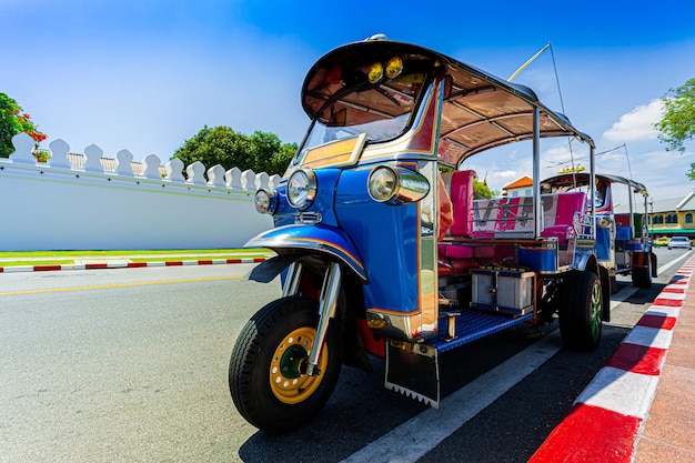 Tuk Tuk to park przed Wat Phra Kaeo lub Wielkim Pałacem czekającym na turystów Bangkok Tajlandia