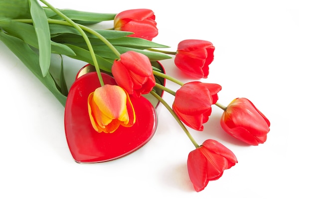 Tulipany bukiet i czerwone serce symbol na białym tle