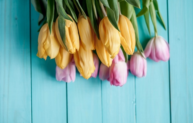 tulipany na drewnianym tle, z miejsca kopiowania tekstu.