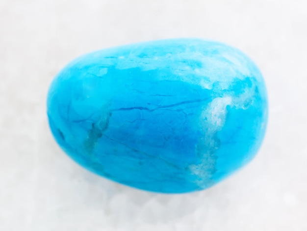 Tumbled turquenite niebieski howlit kamień na białym