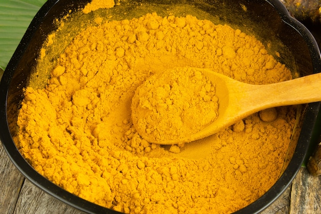 Tumeric na stół z drewna