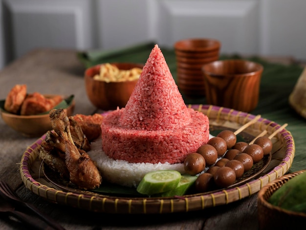 Zdjęcie tumpeng merah putih