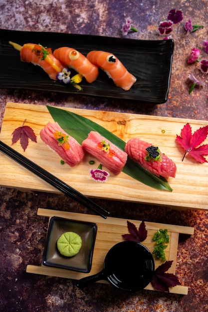 Tuńczyk i Łosoś na Kulkach Ryżowych na Japońskim Sushi