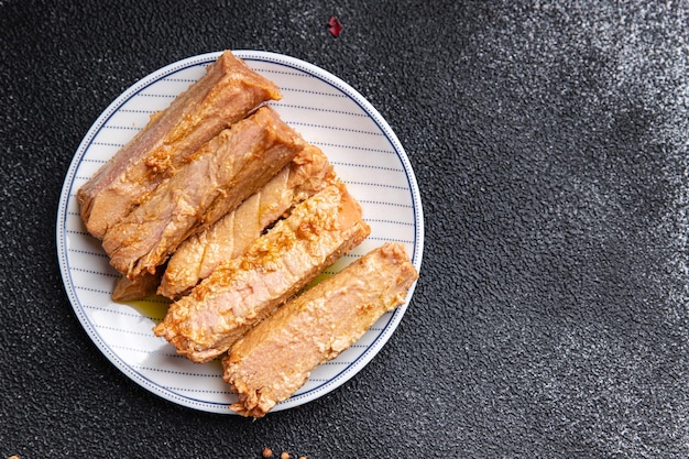 tuńczyk konserwy rybne w oleju owoce morza zdrowy posiłek jedzenie przekąska na stole kopia przestrzeń jedzenie tło