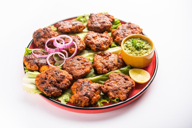Tunde Ke Kabab, znany również jako Buffalo, kurczak lub mięsny galouti kebab, to miękkie danie z mielonego mięsa, które jest popularne w Indiach