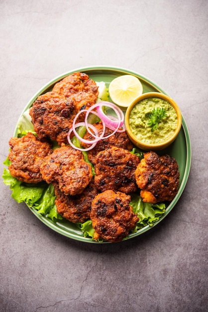Tunde Ke Kabab, znany również jako Buffalo, kurczak lub mięsny galouti kebab, to miękkie danie z mielonego mięsa, które jest popularne w Indiach