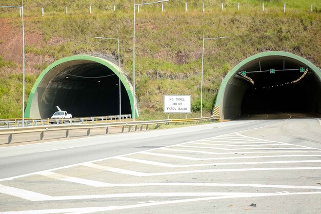 Tunel autostrady z pięknym słońcem