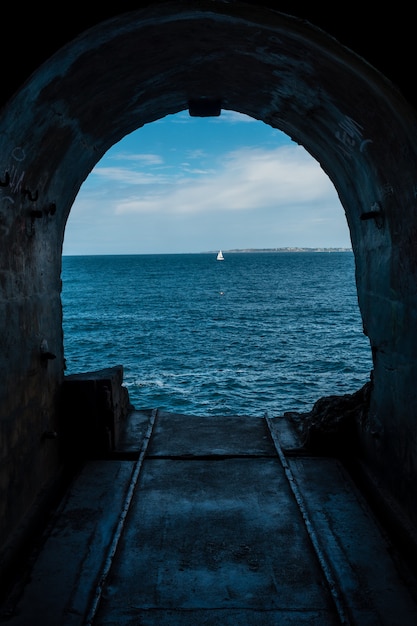 Zdjęcie tunel do morza w fort des capucins, skalistej wysepce położonej na oceanie atlantyckim, roscanvel, na półwyspie crozon we francji.