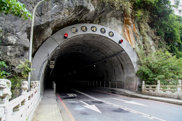 Tunel drogowy prowadzi do wnętrza jaskini w parku narodowym Taroko.