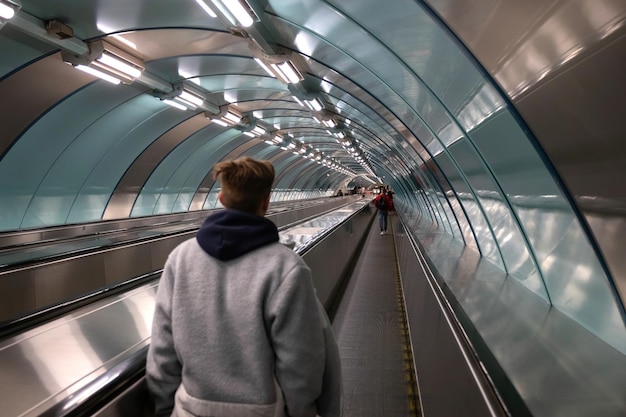 Tunel Travelator z metalowo-plastikowym wykończeniem z plecami mężczyzny