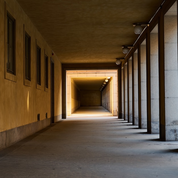 Tunel z cieniami i światłami.