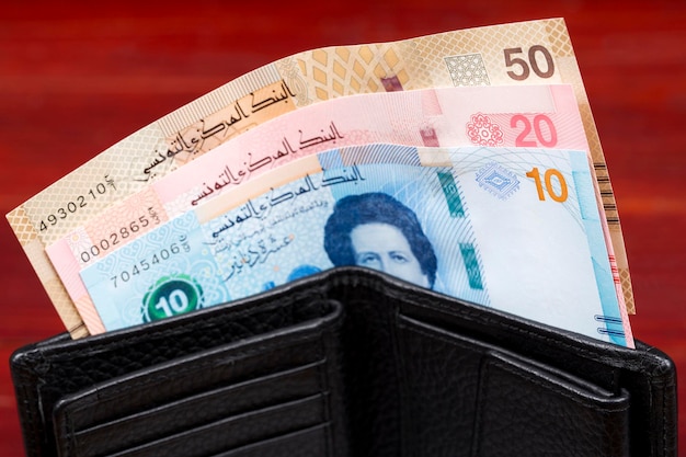 Tunezyjskie pieniądze w czarnym portfelu