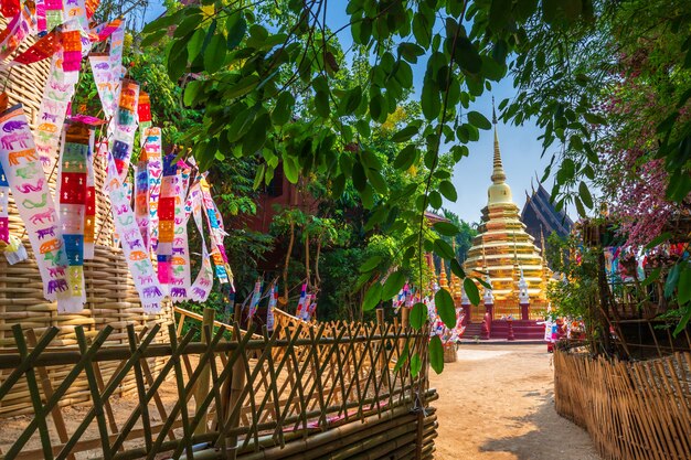 Tung modlitewne flagi Hang z parasolem lub tradycyjnej flagi Północnej powiesić na piasku pagoda