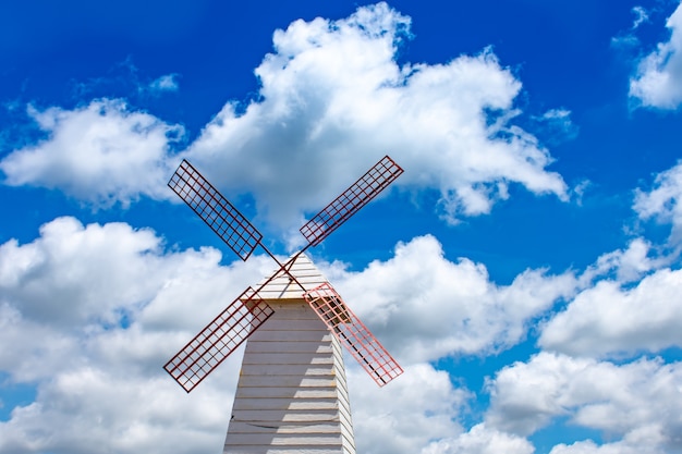 Turbina wiatrowa domu i jasne błękitne niebo.