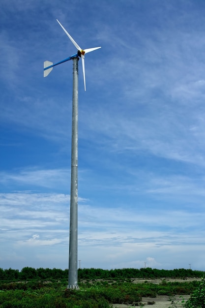 Turbina wiatrowa i błękitne niebo