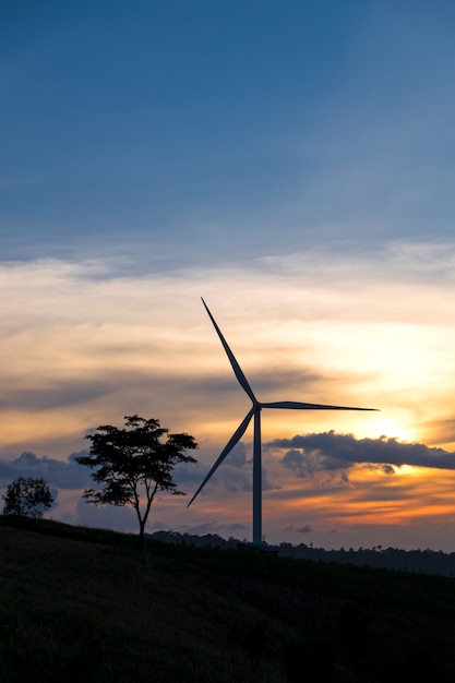 Turbina wiatrowa i piękne niebo