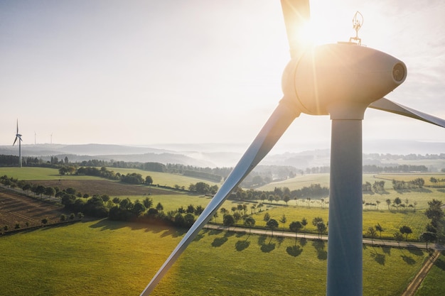 Turbina wiatrowa i pola rolnicze w letni dzień - Produkcja energii z czystej i odnawialnej energii - zdjęcia lotnicze