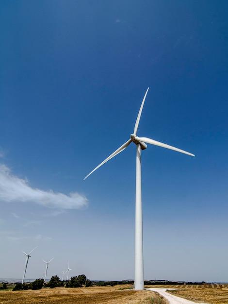 Turbina wiatrowa na polu wiatrowym w centralnej Katalonii w Hiszpanii