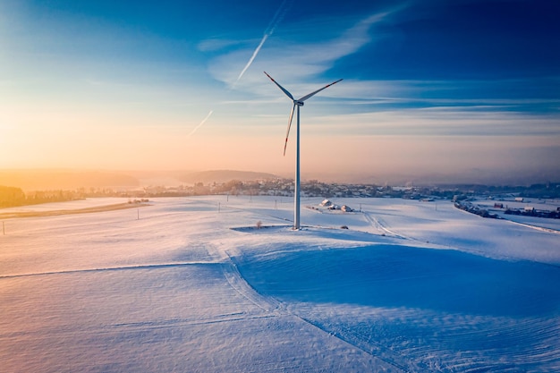 Turbina wiatrowa na zaśnieżonym polu Energia alternatywna Widok z lotu ptaka Polska